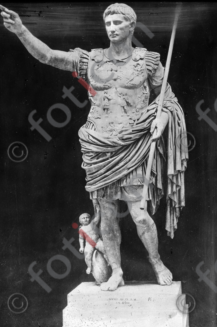Augustus von Primaporta | Augustus of Primaporta - Foto foticon-simon-147-027-sw.jpg | foticon.de - Bilddatenbank für Motive aus Geschichte und Kultur